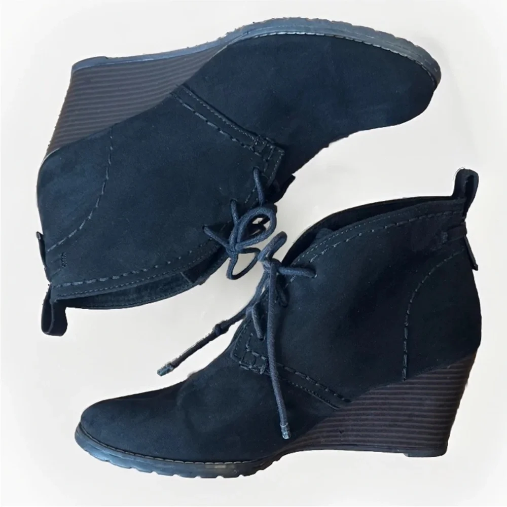 (10) SO AUTHENTIC AMERICAN Black Faux Suede Wedge Ankle Boots